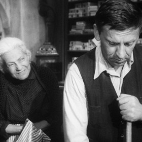 Když filmaři hledali v Sabinově komparz, bylo jim řečeno, ať zkusí místní věznici. A skutečně. Dozorci jejich nabídku ihned přijali. 