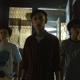 Některé sekvence z knížky byly ve filmu raději vynechány. Tvůrcům například přišlo nemístné natočit sexuální scény nezletilých.