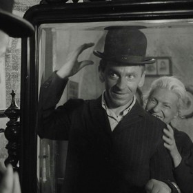 Jozef Kroner měl takovou radost z nominace na Oscara, že si nechal ušít čtyři obleky za 17 000 Kčs. Na samotný ceremoniál mu však nebylo umožněno odletět.