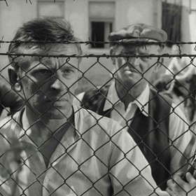 Chybělo málo a Obchod na korze by si Oscara domů neodnesl. Komunistům se totiž nelíbilo, že by socialistickou práci chválil třídní nepřítel.