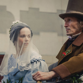 Mladou Boženu si zahrála Anna Kameníková.
