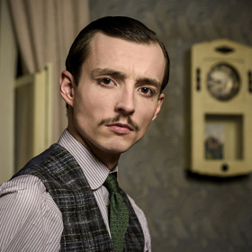 Benjamínka týmu policejního agenta Nováčka ztvárnil Denis Šafařík.
