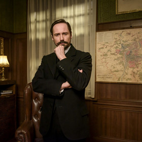 Vrchního inspektora Budíka si zahrál Jaroslav Plesl.
