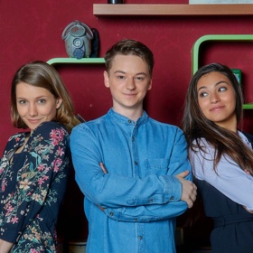 Franta žije v bytě a Bárou a Janou, ale k Báře má blízko od prvního dne