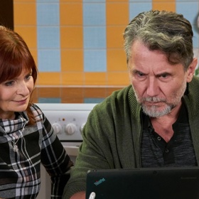 Anička je po rozvodu s Bedřichem už delší dobu sama a teď to vypadá, že jí vstoupil do života Šimon Fliegel, nová postava Ulice. Potkali se na kurzu fotografování, ale rádi se potkají i mimo přesně dané hodiny. Jak se bude jejich vztah vyvíjet dál? Najde Anička nové štěstí? 