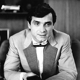 Ač je film označován jako komedie, má hořkou příchuť reality. Je totiž o tom, jak si dva kariéristi nedokážou najít čas na svou malou dcerku.