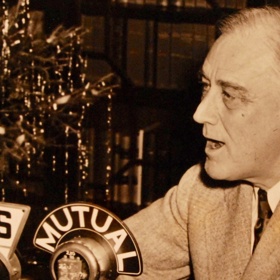 Franklin Delano Roosevelt jako první z amerických prezidentů využíval rozhlas k promluvám k národu.