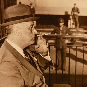 Franklin Delano Roosevelt měl plnou hlavu starostí s průběhem druhé světové války, do které se zapojily i USA. Jejího konce se ale nedožil, zemřel jen o několik týdnů dříve na mozkovou mrtvici.