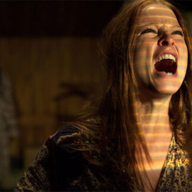 Hercům se měly během natáčení dít znepokojivé věci. Třeba se budili v 3:15, co je doba, kdy Ronald DeFeo Jr. vystřílel svou rodinu.