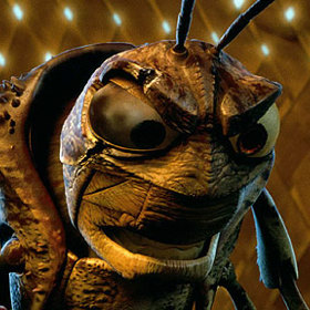 Gestikulace kobylky Hoppera byla vytvořena po vzoru Steva Jobse, jednoho z majitelů studia Pixar.