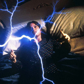 Ve svém domě byla po dlouhou dobu znásilňována a fyzicky napadána neznámými entitami.