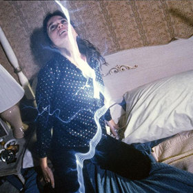 Film Bytost z roku 1982 se inspiroval skutečnými událostmi, v jejichž středu byla matka čtyř dětí Doris Bither.