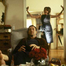 Drama Americká krása z roku 1999 pojednává o muži, který v rámci krize středního věku propadne kouzlu kamarádky své dcery. 