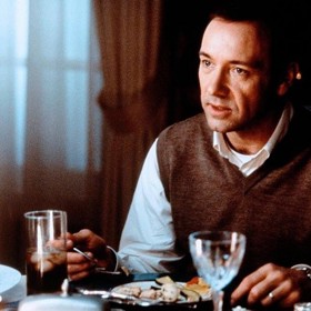 Mísa s chřestem, kterou Spacey hodil o zeď, měla být původně pouze upuštěna na zem.