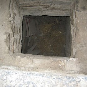 Nechvalně proslulá hladomorna, na jejímž dně se nacházejí ostré hroty. Archeologové v ní nalezli až sto padesát koster.