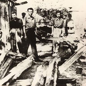 Jelikož si neustále stál za svým, skončil Nicolae (druhý zleva) v koncentračním táboře.