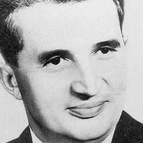 Po návštěvě Pekingu se v roce 1974 z liberála stal conductor (vůdce), který se obklopoval zejména rodinou a osobní ochrankou.