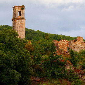 V okolí jsou slyšet hlasy, které se ptají, kdy budou zavřené tajné dveře. 