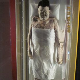 Čínské dělníky čekal veliký šok. Lady Dai vypadala, jako by se měla každou chvíli probudit.