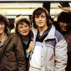 Láska z pasáže: Pavel (Lukáš Vaculík) pracuje jako čistič oken. To ale není jeho jediný příjem. Značnou část tvoří zisk z podvodů a krádeží. Když se však seznámí s mladou brigádnicí Janou (Tatiana Kulíšková), jeho život se dost zkomplikuje.