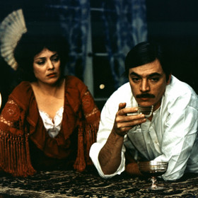 Božská Ema byla u nás uváděna jen na periferiích. Cenzorům se totiž nelíbilo její antinormalizační poselství.