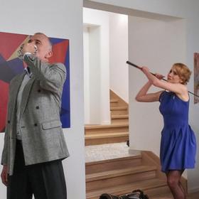 Ája nevydržela neurvalé chování Mastného a zaútočila na něj golfovou holí.