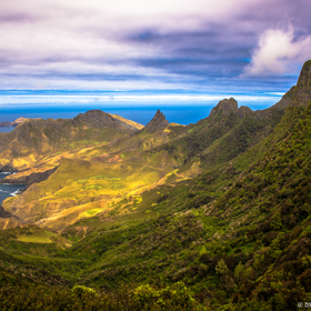 Takový výhled na moře měl Alexander Selkirk. Pevnina uprostřed oceánu se dnes jmenuje Robinsonův Ostrov a nabízí nádhernou přírodu. Kdo by tady ale chtěl strávit 4 roky absolutní samoty?