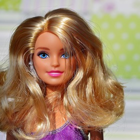 Každou sekundu prodá Mattel tři Barbie, a to se panenka vyrábí už víc než 60 let. Zpočátku jí mnozí nevěřili, ale brzy se ukázalo, že to byla právě Barbie, která zaplnila díru na trhu. 