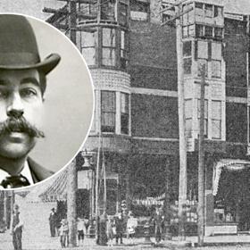 Henry Howard Holmes (16. května 1861) zabíjel v labyrintu, který si vybudoval ve svém hotelu. Je taktéž prvním zdokumentovaným americkým sériovým vrahem.