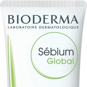 Nezapomínejte ale na hydrataci. Vysušená pleť produkuje ještě více nežádoucího mazu, a to nechceme.