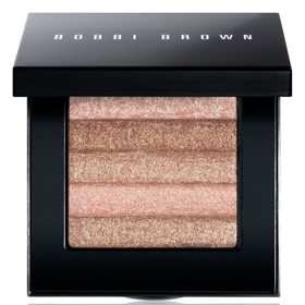 Na trhu jsou pudrové rozjasňovače, často jako paletky více odstínů.
