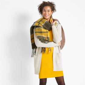 Pokud ne, zvolte žluté akcenty – třeba šaty...