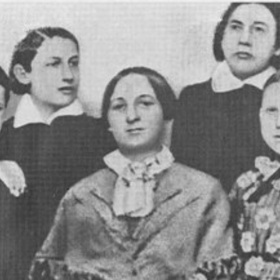 Božena Němcová porodila čtyři děti, prvorozený Hynek ale zemřel v útlém věku.