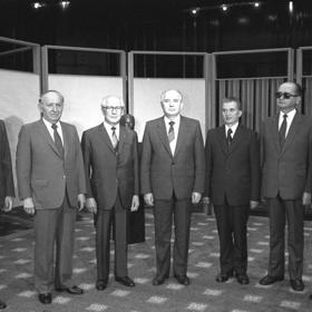 Působení ve funkci rumunského prezidenta ho zavedlo na spoustu míst. Setkal se také s československým prezidentem Husákem (první zleva)...