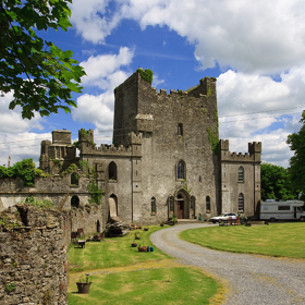 Na schodech se můžeme setkat se dvěma dívkami. Jedna spadla z hradeb a zabila se. Druhá se ji pokusila zachránit, ale zmrzačila si nohy.