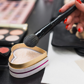 S rozjasňovačem to ale nepřehánějte, aplikujte jej štětcem pod obočí, do koutku oka, nad srdíčko horního rtu nebo na lícní kosti.
