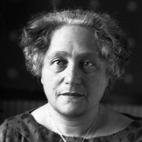 Elsa se o svého muže starala. Pečovala o jeho zdraví i klid na práci.