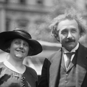 Z fotografií se zdá, že ti dva bez sebe neudělali ani krok... Elsa Einsteinová se provdala za Alberta, svého o tři roky mladšího bratrance, když jí bylo 43 let. Děti už neměli, ale Albert se postaral o její dvě dcery z prvního manželství.