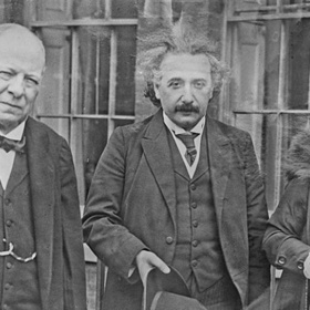 Vědec byl přijímán na univerzitách i ve vědeckých zařízeních. Elsa cestovala s ním.