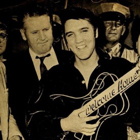 Vyfotografovat se s „králem“ chtěl kdekdo. Málokdo si ale uvědomoval, že byl Elvis ještě nedávno neprůbojný, ačkoliv nadaný mladík, který se raději moc neprojevoval. Změna přišla až ke konci střední školy...