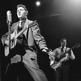 Na pódiu byl Elvis jako doma a diváci to dokázali ocenit.