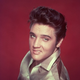 Elvis Presley tak, jak si ho jeho příznivci pamatují. Podobné plakáty jistě visely v pokojích dívek, ale i kluků, kteří si přáli být jako Elvis.