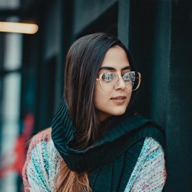 Pokud si netroufnete na jejich nošení ve vlasech, jemně si je kolem sebe omotejte nebo přivažte na kabelku.
