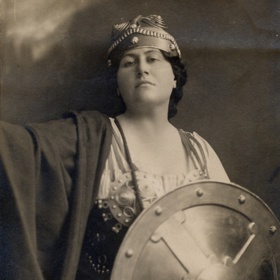 Ema Destinnová byla ve své době nepřekonatelná hvězda, jejíž talent ale víc oceňovali v zahraničí. Znali ji a aplaudovali jí lidé po celém světě – od Berlína až po New York.