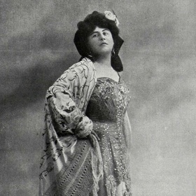 Operní pěvkyně Ema Destinnová sklízela úspěchy po celém světě. V Národním divadle se ale zpočátku potýkala s odmítnutím. Až po roce 1908 se jí otevřela i naše první scéna.