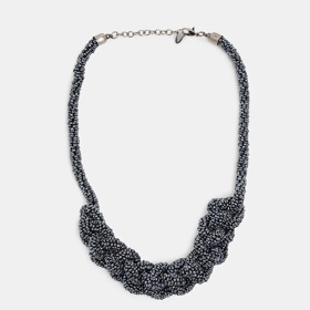 Zdůrazněte hlavně horní polovinu těla, třeba výrazným náhrdelníkem.
