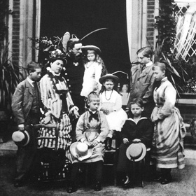 Rodina princezny Sofie Pruské – rodiče a její sourozenci (Sofie sedí v bílých šatech uprostřed snímku).