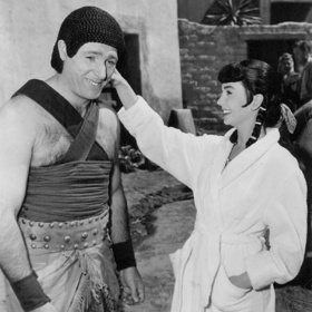 Jean Simmonsová byla nádherná herečka. Prosadila se i přes všechny překážky, které jí kladl život a odmítnutý nápadník Howard Hughes. Přišla ale o hlavní roli v legendárním snímku Prázdniny v Římě. Hughes jí to zkrátka nedovolil.