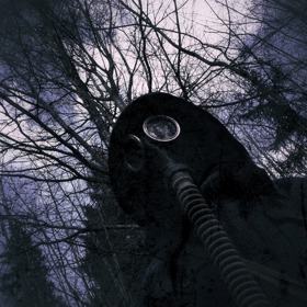 ...jakýsi muž se mezi stromy potuloval v plášti a plynové masce. Později po sobě zanechal dopis, že již nemůže vydržet fakt, že se na něho pohlíží jako na monstrum. Co se s ním stalo?