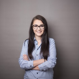 Pokud máte obličej kulatý, nebojte se vyzkoušet oválnější tvary.